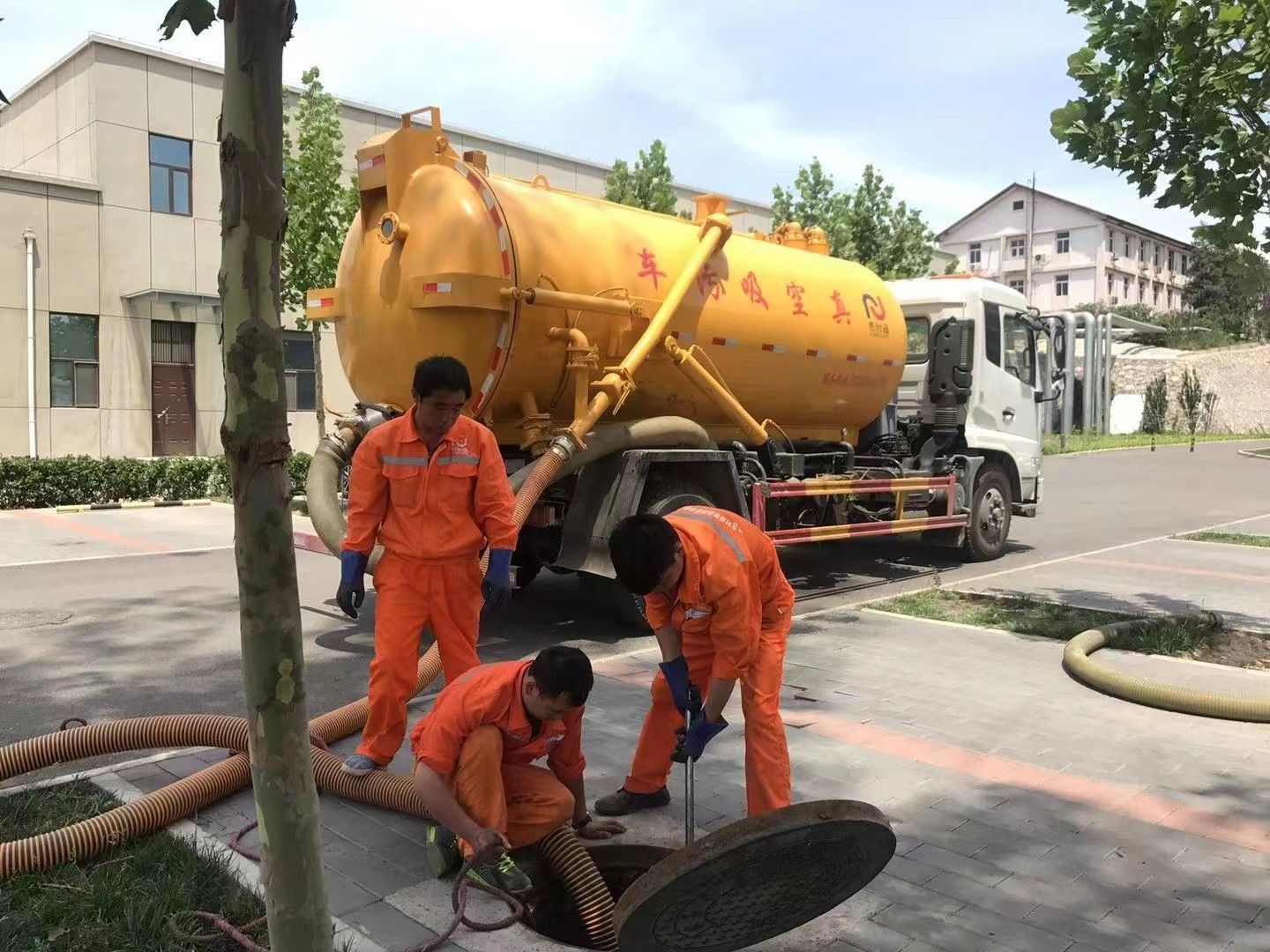 儋州管道疏通车停在窨井附近