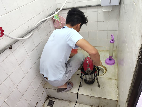 儋州管道堵塞冒臭气 专业师傅现场解决问题